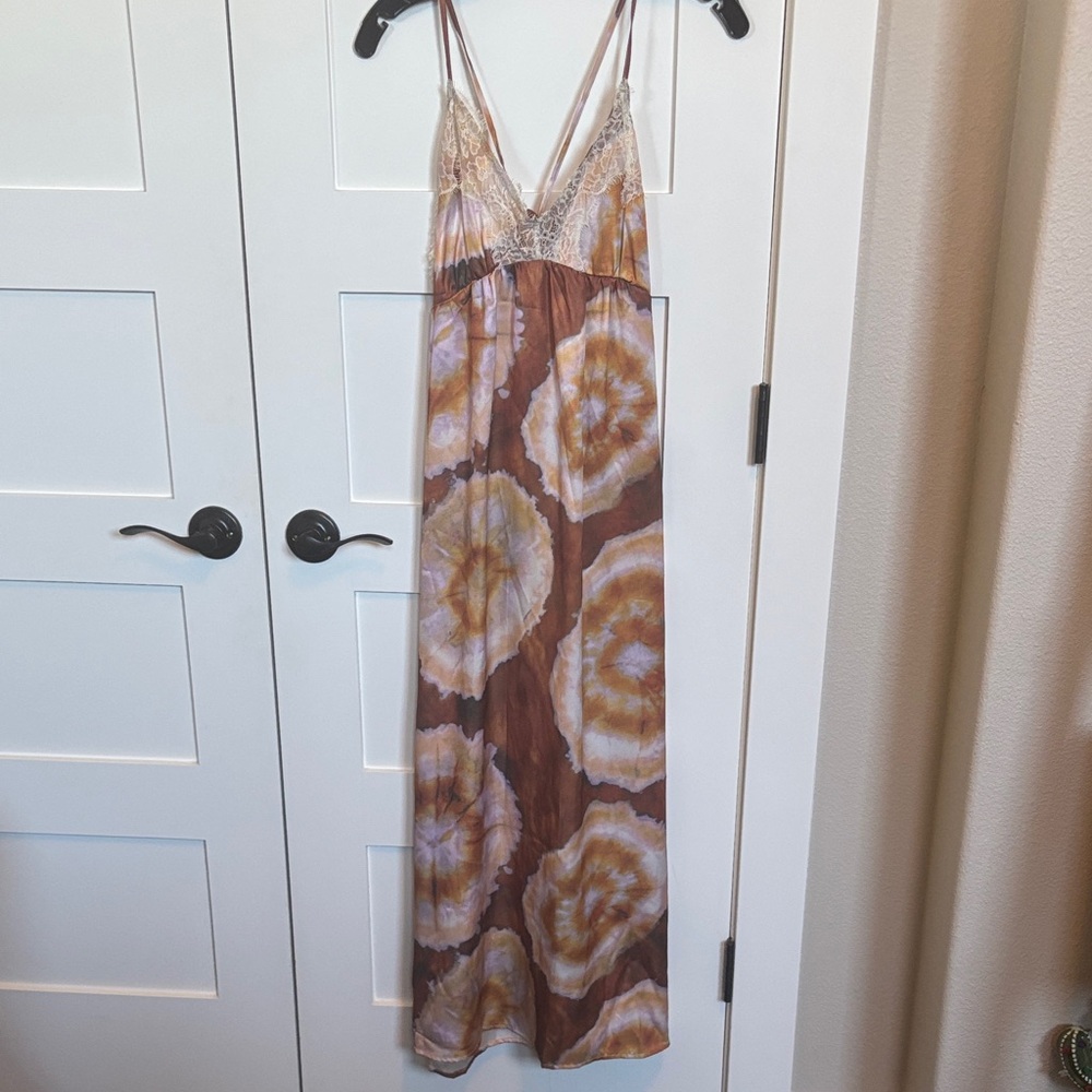 Elegant Tie-Dye Maxi Dress